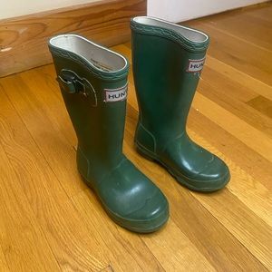 Hunter Wellie rain boots in green size 11 boys /12 girls/ euro 28.
